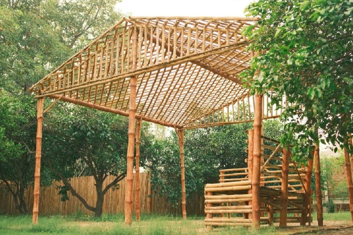 آلاچیق بامبو با ستون‌های چوبی